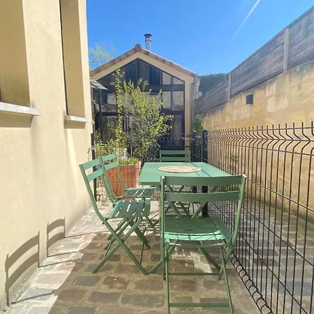 Duplex De Charme Au Coeur Du Triangle Dor شقة