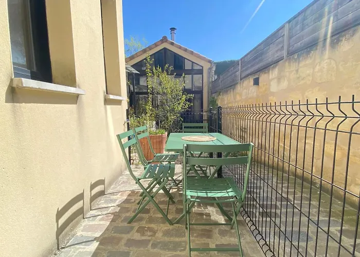 Duplex De Charme Au Coeur Du Triangle Dor 아파트